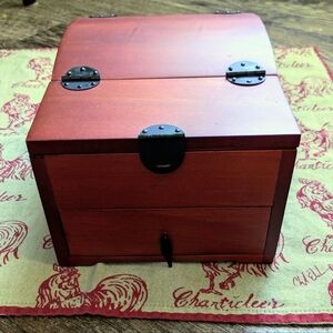 A timeless little treasure for everyday jewelry storage, this beautifully craft